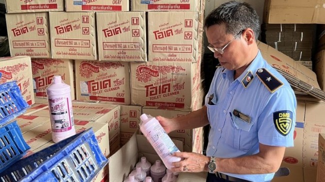 Hà Nội: Thu giữ gần 1.200 chai nước rửa Toilet OKay giả mạo nhãn hiệu