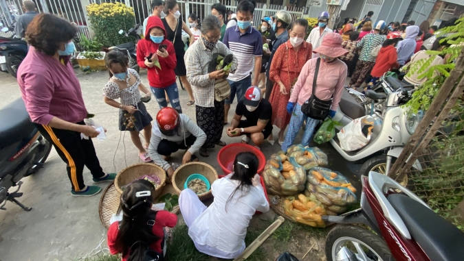 Phiên chợ lấy lá thay tiền "có một không hai" ở Tây Ninh