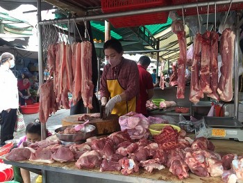 Giá thịt lợn “rẻ bèo” ở các chợ truyền thống ngay dịp cao điểm