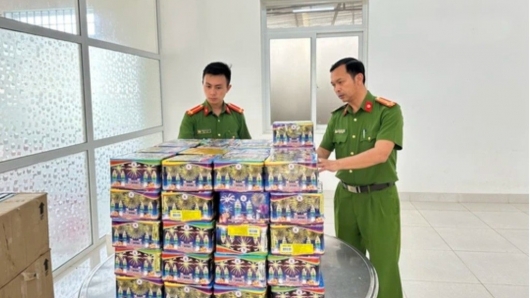Đắk Lắk: Bắt quả tang đối tượng vận chuyển gần 150kg pháo nổ trái phép
