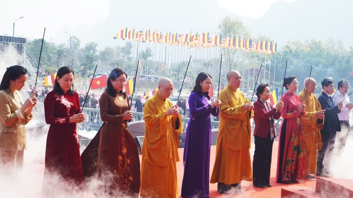 Hàng vạn người dân dự lễ khai hội chùa Tam Chúc Xuân Giáp Thìn năm 2024