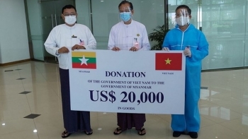 Việt Nam trao hàng vật tư y tế hỗ trợ Myanmar chống dịch COVID-19 lần 2